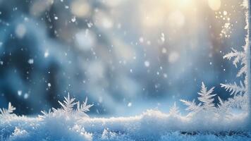 frostig fönster med mjuk morgon- ljus lysande genom och snö faller utanför i en suddig bakgrund fångad i en lugna statisk makro-stil vinter- skott video