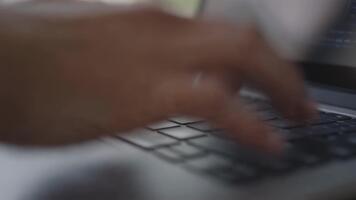 stänga upp av personens händer snabbt skriver på en bärbar dator tangentbord, visa upp modern teknologi använda sig av och digital arbete på en bekväm skrivbord uppstart för avlägsen produktivitet. video