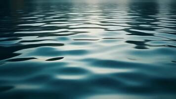 abstrakt närbild av mörk blå vatten yta med mild krusningar och subtil ljus reflektioner skapande en lugn och lugn flytande bakgrund textur video