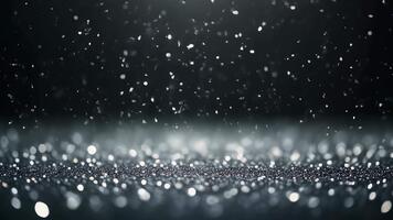 ipnotizzante luccichio particelle delicatamente autunno e accumulare su un' scuro, riflessivo superficie, la creazione di un' dinamico e incantevole scintillante effetto con bellissimo bokeh luci video