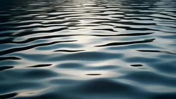 lugn vatten yta porlande försiktigt under mjuk solljus skapande abstrakt mönster av ljus och skugga idealisk för avkopplande bakgrunder och lugna visuella video