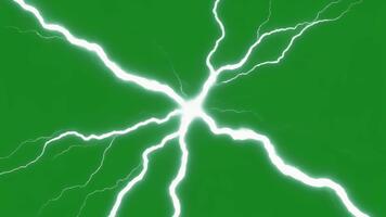 krachtig elektrisch bliksem stakingen crashen door een levendig groen scherm achtergrond met helder knippert en energiek ontladingen creëren een dynamisch zichtbaar effect video