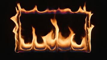 fiammeggiante rettangolare telaio ardente brillantemente contro buio sfondo con dinamico fuoco movimento video