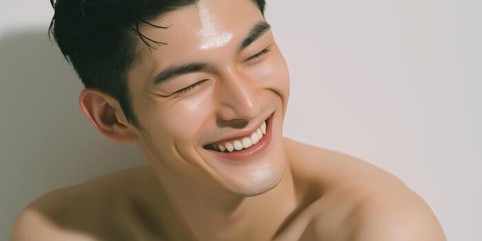 sonriente joven hombre demostración alegría en contra un suave antecedentes con natural ligero capturar su felicidad. foto