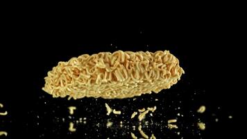 torr omedelbar spaghetti faller på en svart bakgrund. filmad på en hög hastighet kamera på 1000 fps. hög kvalitet full HD antal fot video