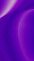 djup violett vätska Vinka med glansig slingor och slät kurvor. idealisk för djärv abstrakt bilder. video