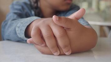 händer vilar på en tabell i en tyst Kafé miljö video