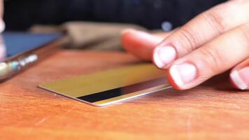 använder sig av en kort för en uppgift på en trä- tabell video