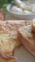 godendo crostini con un' semplice guarnizione nel un' luminosa spazio video