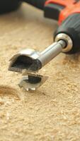 arbetssätt med borra bit på trä yta i verkstad video