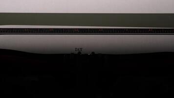 Vintage ▾ macchina da scrivere digitando giorno 2 su un' pulito foglio di bianca carta, mostrando il processi di scrivere sul diario o scrittura un' quotidiano iscrizione con un vecchio stile macchina video