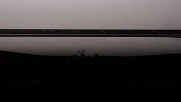 vintage máquina de escrever produzindo texto dia 3 em uma Folha do branco papel, mostrando uma fechar-se do a cilindro e escala, enfatizando clássico comunicação e a passagem do Tempo video