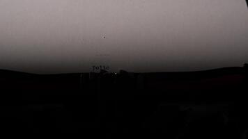 uma máquina de escrever com uma Folha do papel em topo video