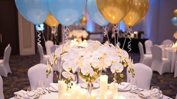 elegant händelse tabell miljö med orkidéer och ballonger video