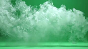 mystisk eterisk dimma virvlande försiktigt tvärs över en vibrerande grön studio bakgrund, skapande en fängslande visuell effekt för kreativ projekt video
