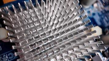 macro de un metal disipador de calor giratorio despacio, demostración agudo estructural detalles ideal para tecnología, enfriamiento sistemas, hardware componentes y Ingenieria visuales video