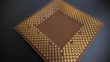 makro roterande närbild av en cpu undersida med guld stift, som visar detaljerad processor strukturera idealisk för hårdvara, teknologi och teknik visuella video