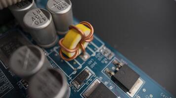 makro se av en roterande elektronisk styrelse highlighting spole, kondensatorer och bra komponent detaljer, lämplig för teknologi, hårdvara och teknik visuella video