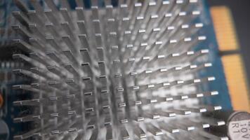 de cerca giratorio disipador de calor con atención en metal aleta consejos, capturar detallado estructura para tecnología presentaciones, hardware conceptos y Ingenieria visuales video