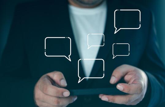 profesional utilizando móvil dispositivo con En Vivo charla habla burbujas, enfatizando cliente Servicio y en línea comunicación foto