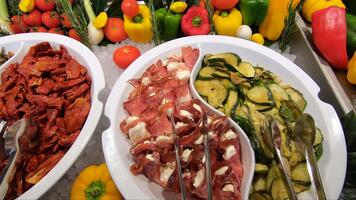 en buffé med annorlunda typer av mat på visa video