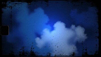 drömmande blå himmel med mjuk moln och årgång textur täcka över skapande en lugnande, nostalgisk atmosfär perfekt för bakgrund eller kreativ projekt video