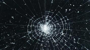 krossade glas bakgrund med dynamisk fraktur rader skapande en känsla av påverkan och förstörelse, perfekt för kris eller teknologi teman video