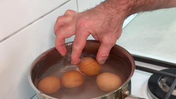 kokande ägg förberedelse kraftfullt som ägg laga mat i en pott på de spis, demonstrera de Metod för uppnå de idealisk hård eller mjuk kokt ägg. video