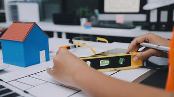 un persona es utilizando un herramienta a construir un modelo casa video