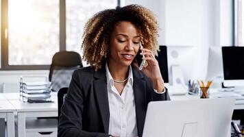 sonriente mujer en negocio atuendo hablando en teléfono mientras utilizando ordenador portátil en oficina ajuste video