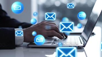 cerca arriba de manos mecanografía en ordenador portátil con flotante correo electrónico íconos en un digital ambiente video