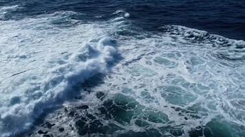 en hög vinkel se fångande de turbulent yta av de hav med vit skum och mörk vatten video