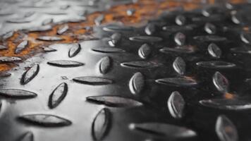 stänga upp av metall yta med Uppfostrad oval mönster och rost som visar genom de yta lager video