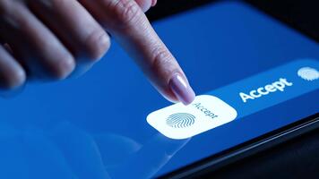 dedo prensado aceptar botón con huella dactilar icono en azul toque pantalla dispositivo cerca arriba video