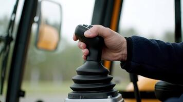 en hand rörelse en svart joystick inuti en fordon med en synlig sida spegel och fönster video