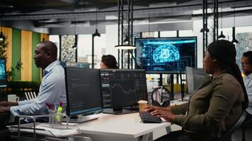 puesta en marcha equipo celebrando en oficina después viendo En Vivo mercado actualizaciones demostración valores surgiendo. tecnología aventurarse empleados emocionado después asegurando fondos a volverse en público negociado compañía, cámara un video