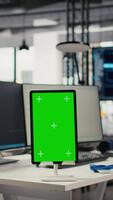 verticale verde schermo tavoletta nel vuoto avviare ufficio con neurale Rete programma in esecuzione su monitor. modello dispositivo nel ai Tech agenzia facendo leva macchina apprendimento Tech valorizzare server automazione video