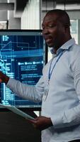 vertical tecnología puesta en marcha oficina gerente haciendo presentación en neural red tecnología a potencial inversores africano americano hombre utilizando monitor a espectáculo negocio accionistas último ai innovaciones, cámara un video