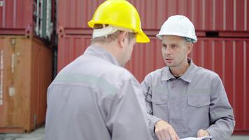 en un envase patio trasero, el jefe caucásico ingeniero confronta su equipo acerca de el errores en su datos archivo. él Comparte vital realimentación mientras mostrando visible ira y decepción. video