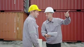 en envase patio trasero, el jefe caucásico ingeniero confronta su equipo acerca de el errores en su datos archivo. él Comparte vital realimentación mientras mostrando visible ira y decepción video