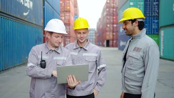 i behållare terminal, team av industriell ingenjörer i säkerhet omfattande enhetlig och hjälm Arbetar tillsammans på en bärbar dator, säkerställa effektiv logistik och säkerhet i frakt frakt operationer, lagarbete video