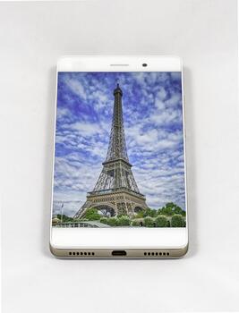 tableta ordenador personal con eiffel torre foto