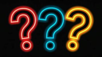 vibrante questão marcas brilhando dentro a Sombrio simbolizando incerteza e curiosidade criando uma sentido do mistério e intriga perfeito para educacional conteúdo e Solução de problemas temas video