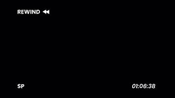 retro vhs spola tillbaka uppspelning täcka över med analog statisk ljud och tidskod på svart bakgrund skapande mörk nostalgisk tekniskt fel humör i 4k täcka över video