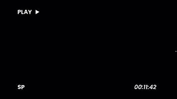 retro vhs tejp uppspelning täcka över med analog statisk ljud på svart bakgrund skapande mörk nostalgisk tekniskt fel humör i 4k täcka över video