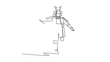 själv teckning animering av enda linje dra sammansatt mänsklig samuraj krigare i full rustning marscherande eller gående med ett hand innehav katana, som visar tyst beredskap. kontinuerlig linje. full längd animerad video