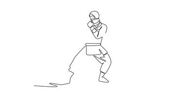 animato se stesso disegno di continuo linea disegnare uomo ninja o assassino in bilico nel largo combattere posizione con braccia esteso nel un' difensiva guardia, illustrare focalizzata azione. pieno lunghezza singolo linea animazione video