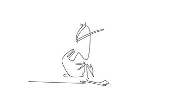 animerad själv teckning av kontinuerlig linje dra stadig samuraj i traditionell klädnader, innehav de katana vågrätt tvärs över kropp för defensiv eller snabb skärande rörelse. full längd ett linje animering video