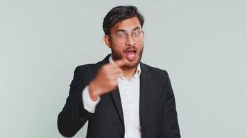 ich wählen Du. indisch lächelnd Geschäftsmann zeigen Finger zu Kamera und suchen mit spielerisch glücklich Ausdruck, Herstellung Gewinner Auswahl, zeigen Richtung. arabisch Mann isoliert auf grau Studio Hintergrund video