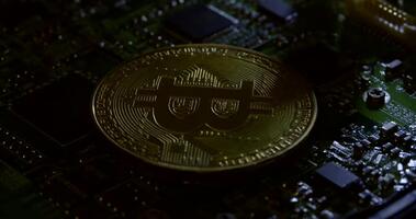 d'oro bitcoin moneta su un' buio circuito tavola che rappresentano digitale moneta e blockchain tecnologia. video